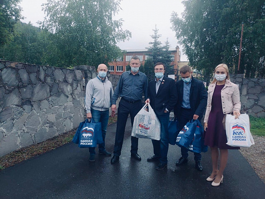 В День защиты детей Александр Максимов вручил подарки воспитанникам новокузнецкого социально-реабилитационного центра